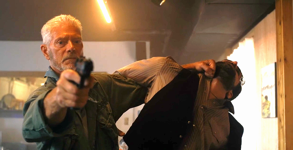 Кадр из фильма "Адское пламя". Лэнг в роли "простого" путника.