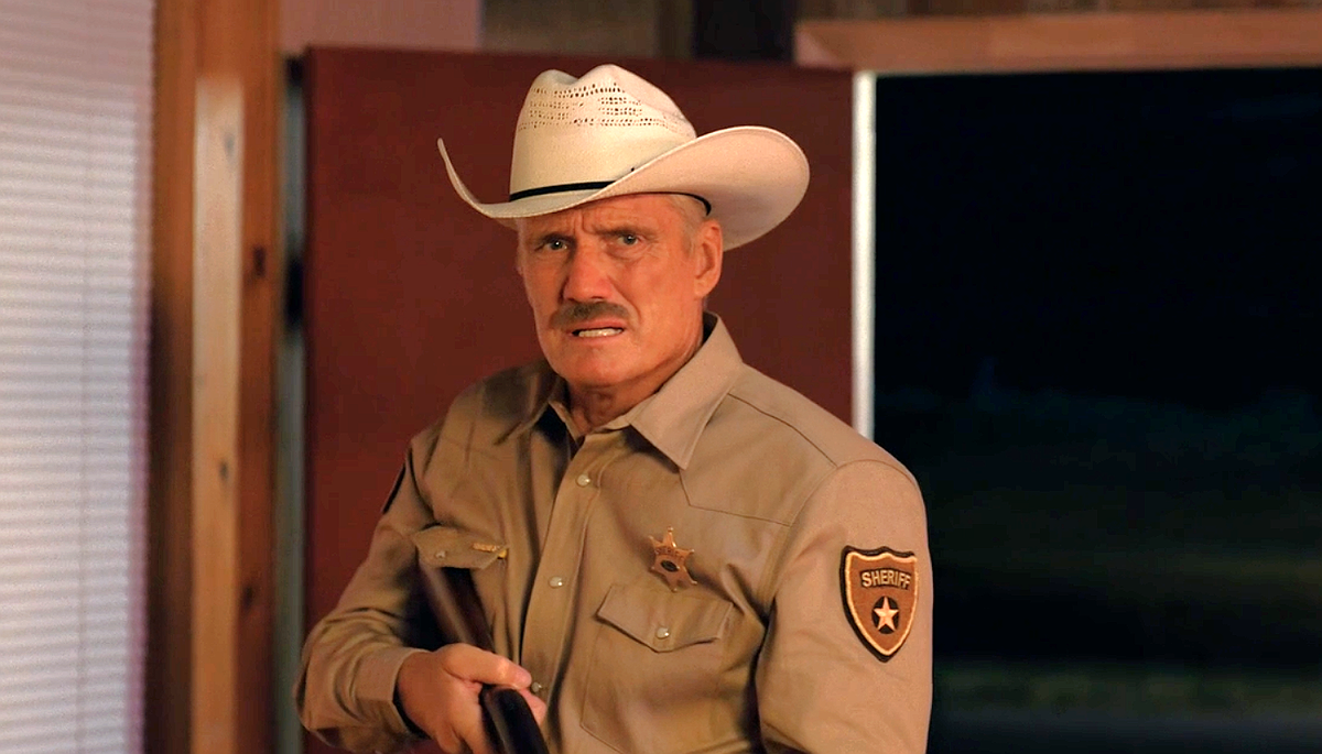 Кадр из фильма "Адское пламя". Лундгрен в роли продажного шерифа.