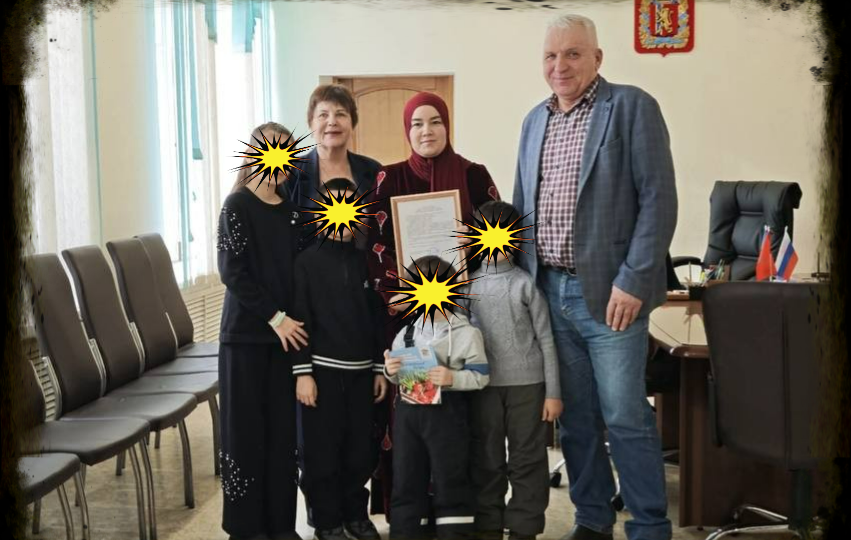 В Красноярском крае семье мигрантов из Средней Азии Азизу Махманазарову и Ситоре Мадалиевой выдали сертификат на жильё.