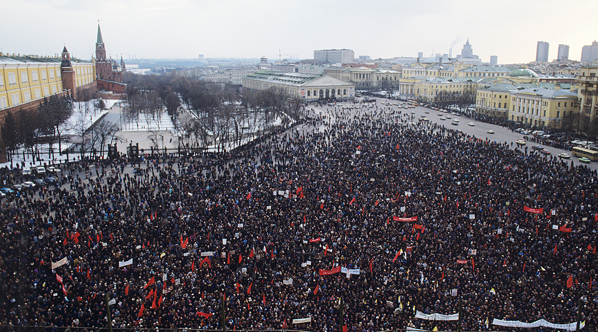 Москва. Самый массовый митинг в истории современной России, 1991 год. По разным данным до полутора миллиона граждан тогда ещё Советского Союза вышли на улицу, чтобы требовать и сохранение целостности Родины и поддержки самостоятельности России. Фото из доступных источников России.