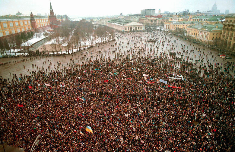 Москва. Самый массовый митинг в истории современной России, 22 февраля 1991 год. По разным данным до полутора миллиона граждан тогда ещё Советского Союза вышли на улицу, чтобы требовать и сохранение целостности Родины и поддержки самостоятельности России. Фото из доступных источников России.