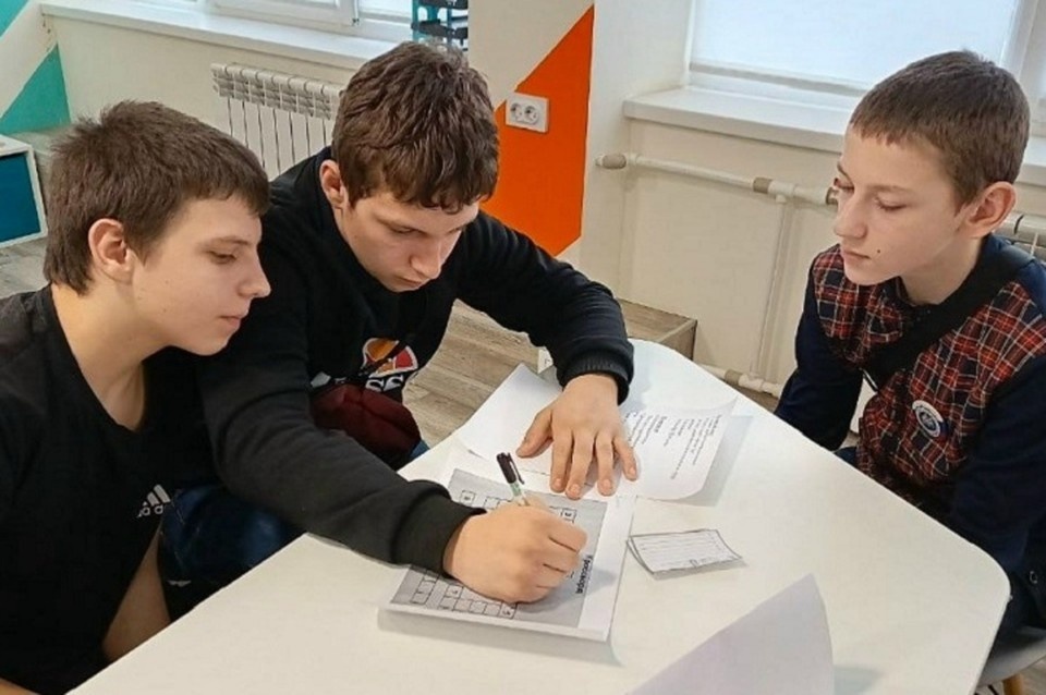    Учащиеся школы №7 приняли участие в интеллектуальном турнире, получили напутствия от офицеров Росгвардии и отправили поздравления военнослужащим. Фото: Администрация Мариуполя