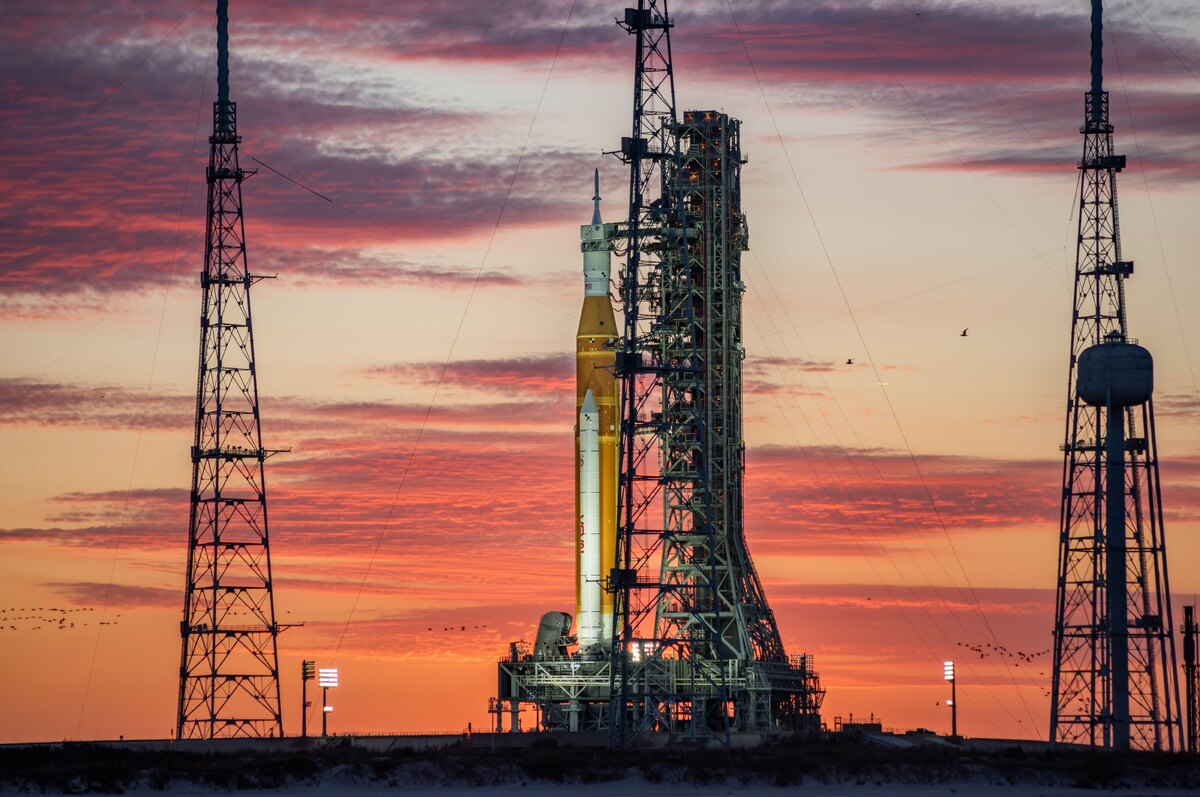 Ракета-носитель SLS на стартовой площадке, фото:Brandon Moser via Legion Media