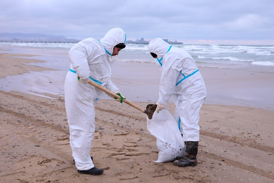    В Анапе убирают старые выбросы мазута, поднятых штормом GLOBAL LOOK PRESS