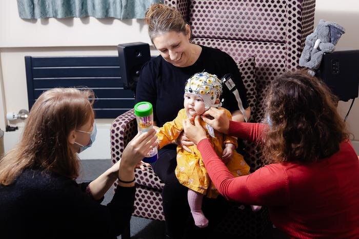 Ребенок в лаборатории сна Университета Восточной Англии. Источник: Дженни Джонс