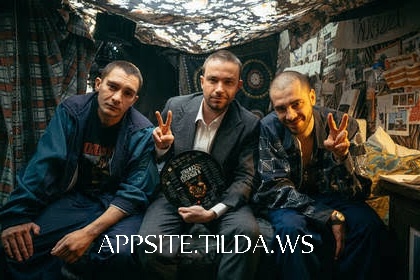 Фильм «Коммерсант» (премьера — 23 апреля 2026 года) — драма по мотивам автобиографического романа Андрея Рубанова «Сажайте, и вырастет»