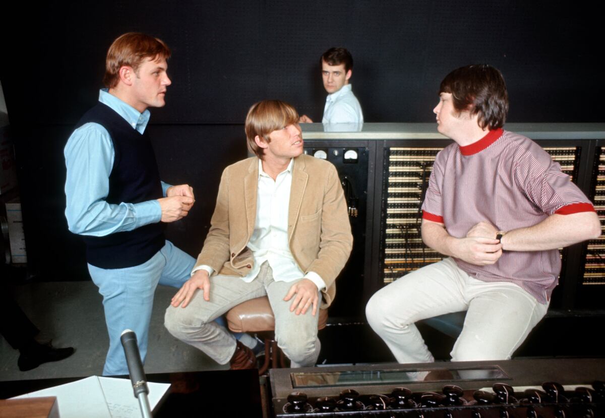 Брайан Уилсон (справа) во время записи альбома The Beach Boys «Pet Sounds» в 1966 году в Лос-Анджелесе, Калифорния. Фото: Getty
