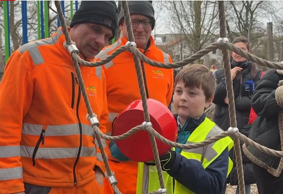 инспектор детских площадок Миха (7) тестирует альпинистскую конструкцию на детской площадке в Зинсхайме