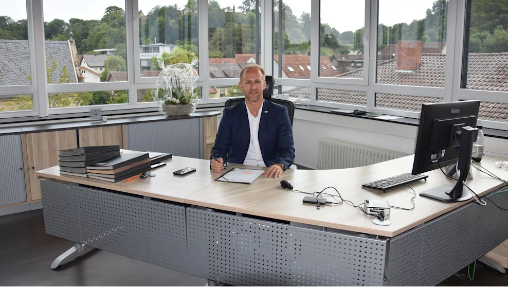 Мэр Марко Зизинг пригласил мальчика в мэрию и дал ему возможность отработать один день.