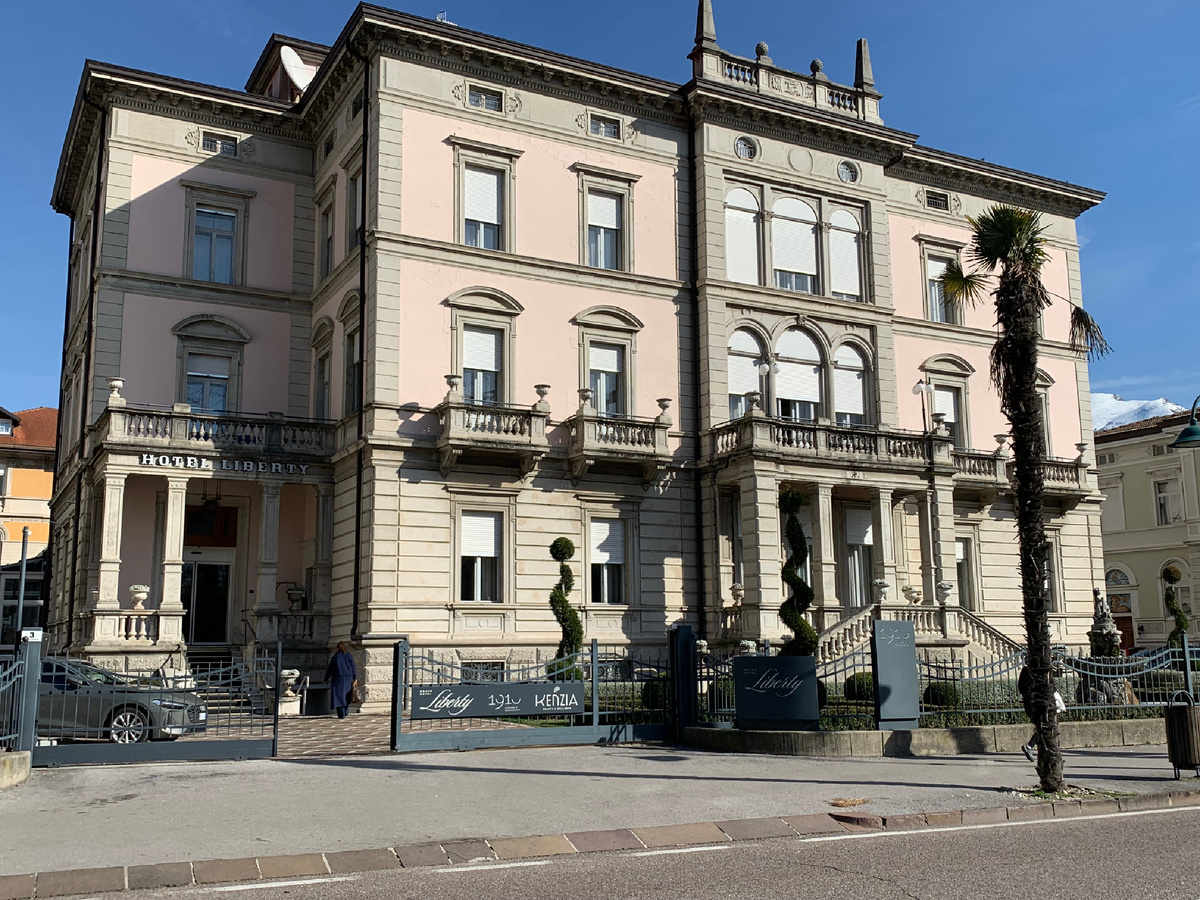 Здание отеля L. 1910 года постройки