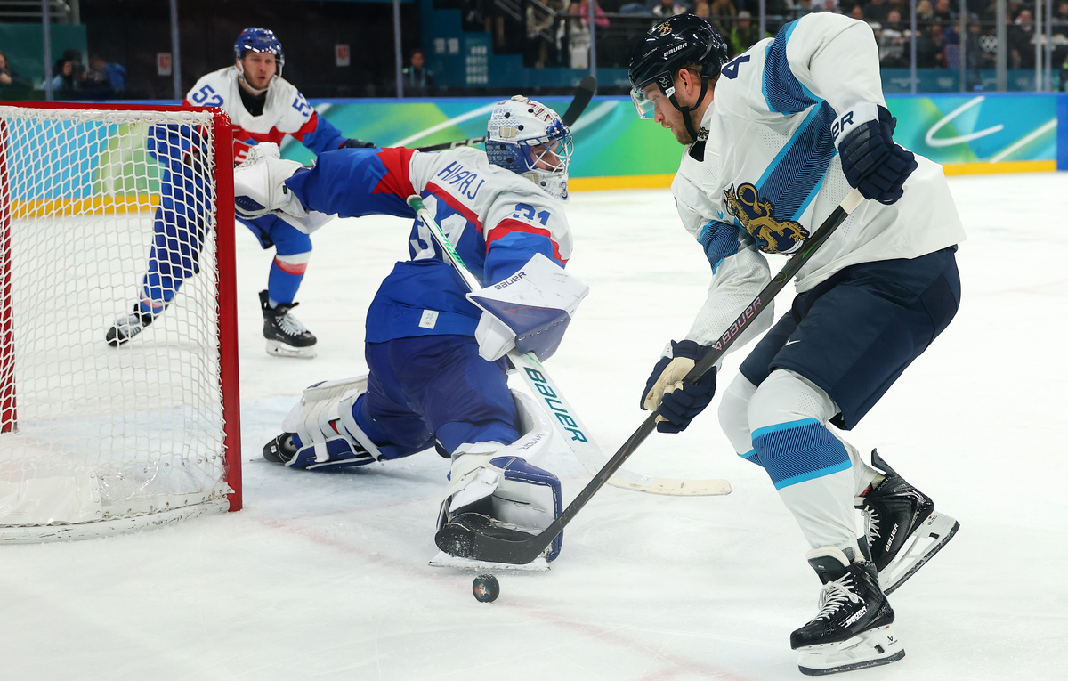    Вратарь сборной Словакии Самуэль Главай и нападающий команды Финляндии Микко Лехтонен  Gregory Shamus/Getty Images
