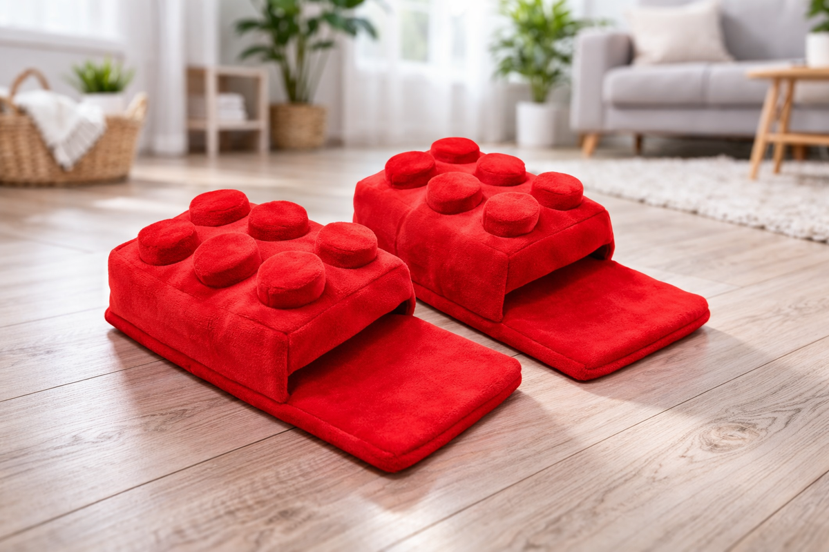 Красные плюшевые тапочки в стиле LEGO для дома