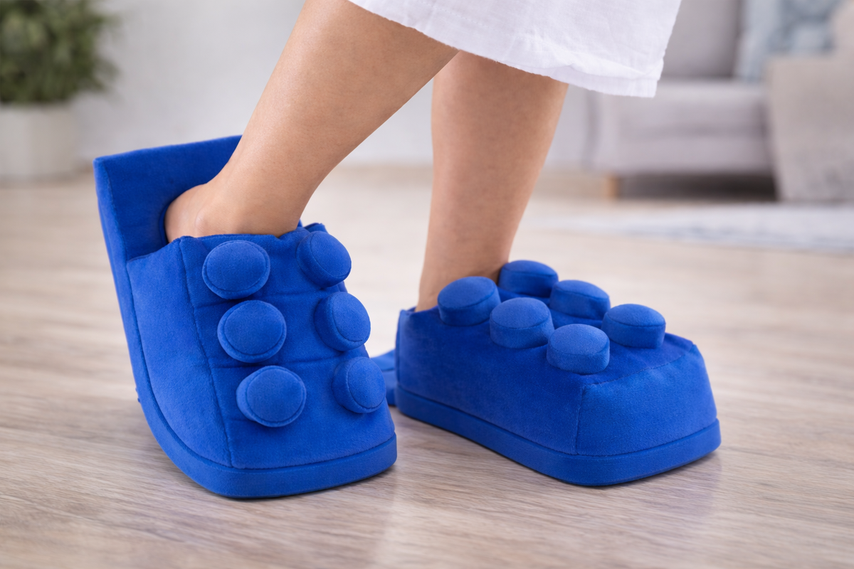 Синие плюшевые тапочки в стиле LEGO в интерьере