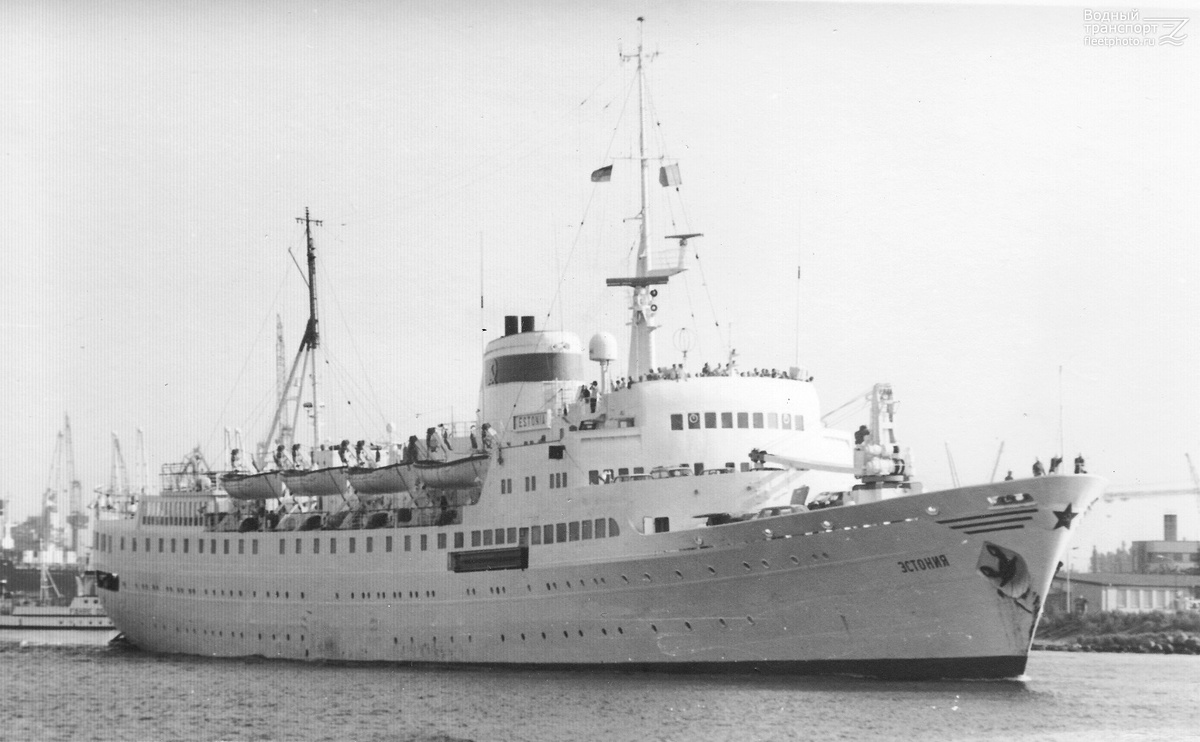 1. т/х "Эстония" в порту