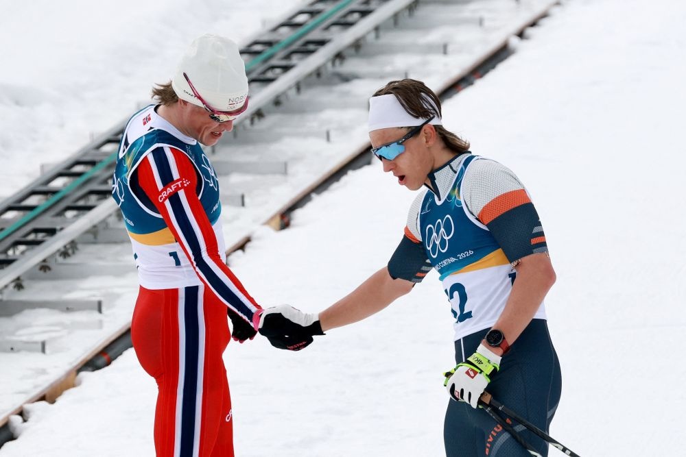    Йоханнес Клебо и Савелий Коростелев после мужского масс-старта на 50 км классическим стилем. / REUTERS