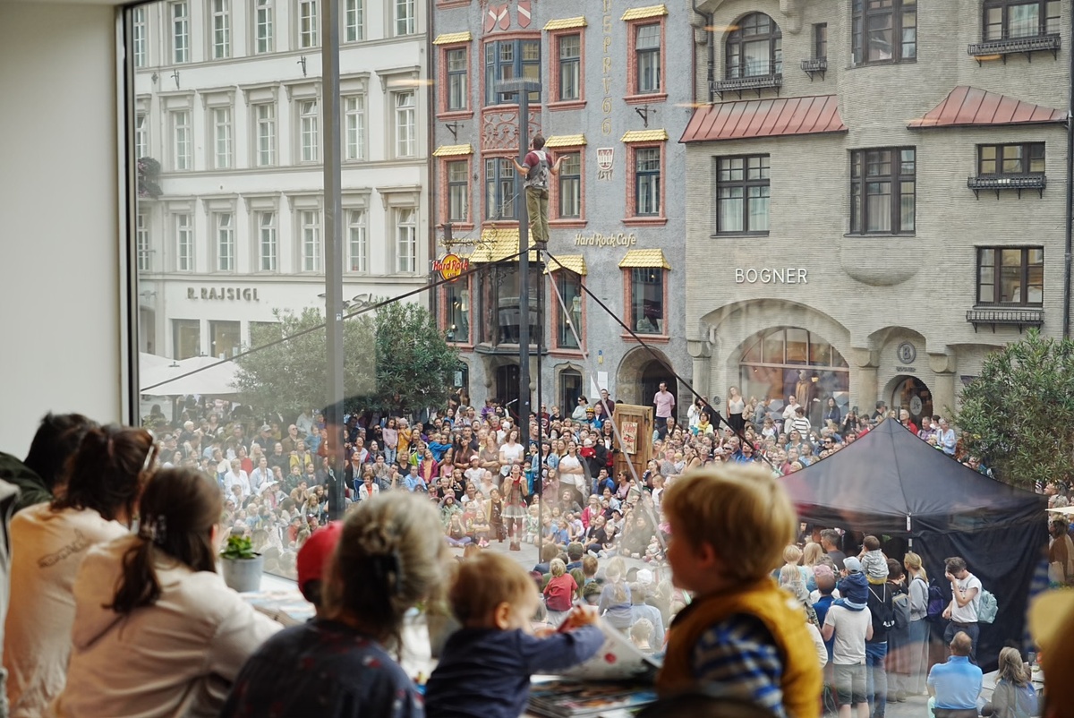 Вот уже около 75 лет существует Европейский союз, сыто и припеваючи наслаждаясь мирным небом над головой, поучая других, как правильно соблюдать их законы, чтобы угодить облегчить бремя белого господина.