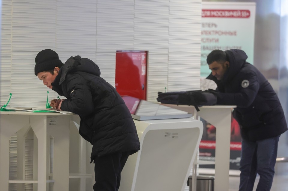    В Госдуму внесли проект о выезде из России детей трудовых мигрантов в 18 лет GLOBAL LOOK PRESS