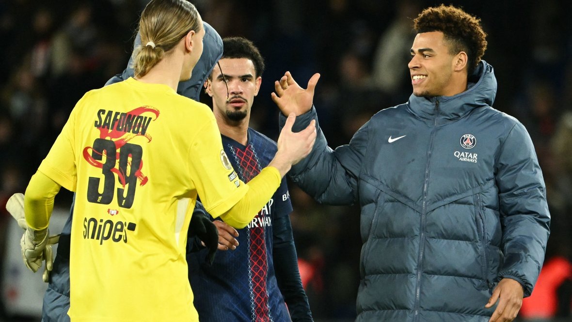    Матвей Сафонов и Дезире Дуэ. AFP