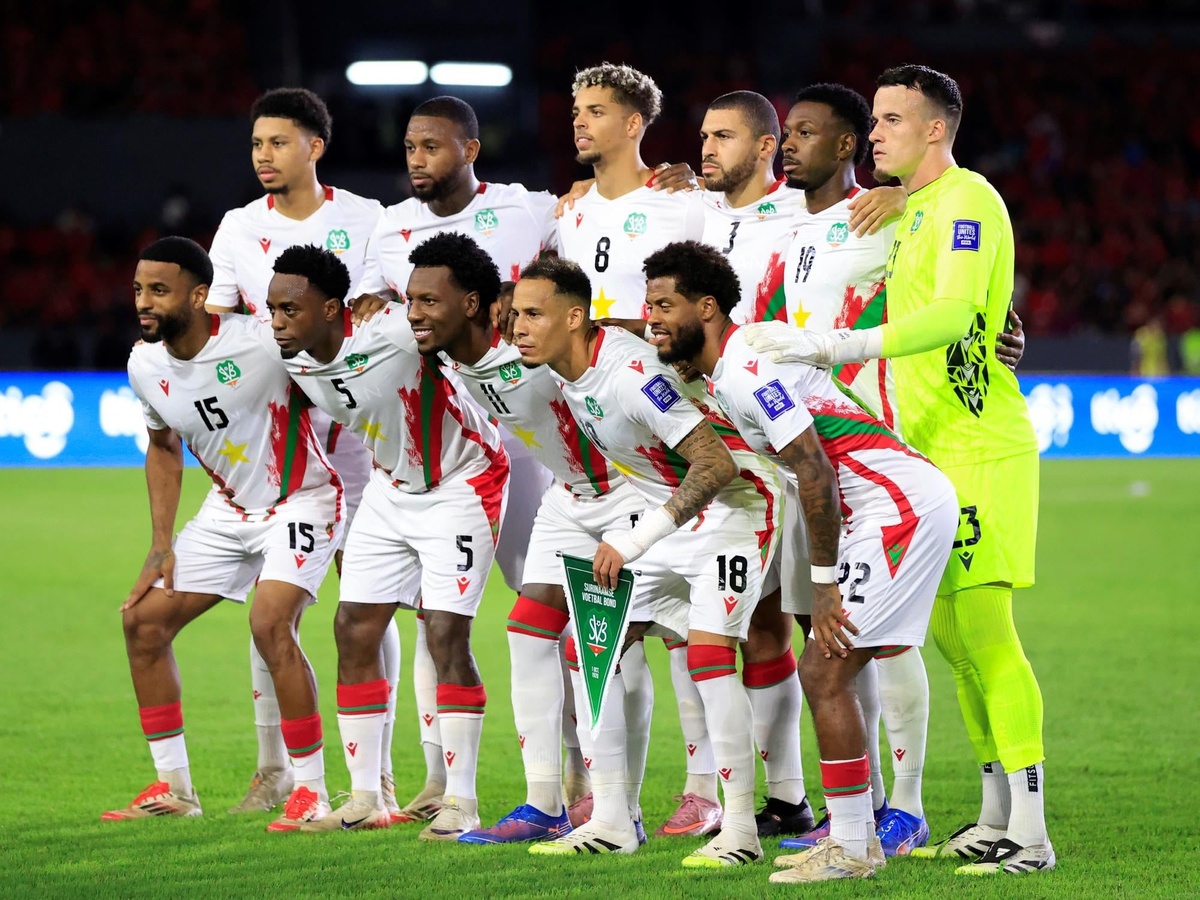 Причины скандала: Коррупция и нарушение правил FIFA
В центре бури — выборы в SVB. Группы Oldenstam и Kurban обвиняют руководство в подтасовках голосов и хищениях. “Это не демократия, а мафия!” — кричат они. Суд вмешался, но вот беда: устав FIFA (статьи 15 и 19) строго запрещает федерациям обращаться в обычные суды по внутренним спорам. Всё должно решаться в спортивных органах — CAS или самой FIFA. Нарушение? Автоматическая дисквалификация!
Эксперты подтверждают: если FIFA подтвердит вмешательство суда, Суринам вылетит из плей-офф. “Это прецедент — коррупция в малых федерациях доберётся до больших,” — говорит аналитик из CONCACAF. А деньги? Замороженные счета — это миллионы от спонсоров и грантов FIFA. Без них команда не может даже тренироваться. Фанаты в соцсетях кипят: “Суринам заслужил место на поле, а не в суде!”  ￼
Ещё один кадр: игроки Суринама в матче — символ борьбы, которую может уничтожить бюрократия.