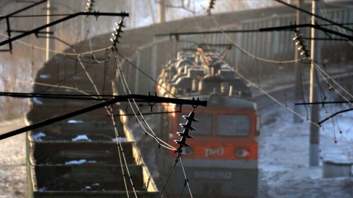    Иллюстрация к статье об инциденте, известном как «Эффект ржавой гайки», когда один грузовой состав вызвал сбой в нейросети Северного транспортного кластера. novostix