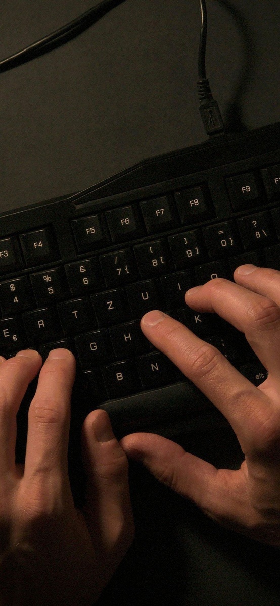 Артём набирает сообщение