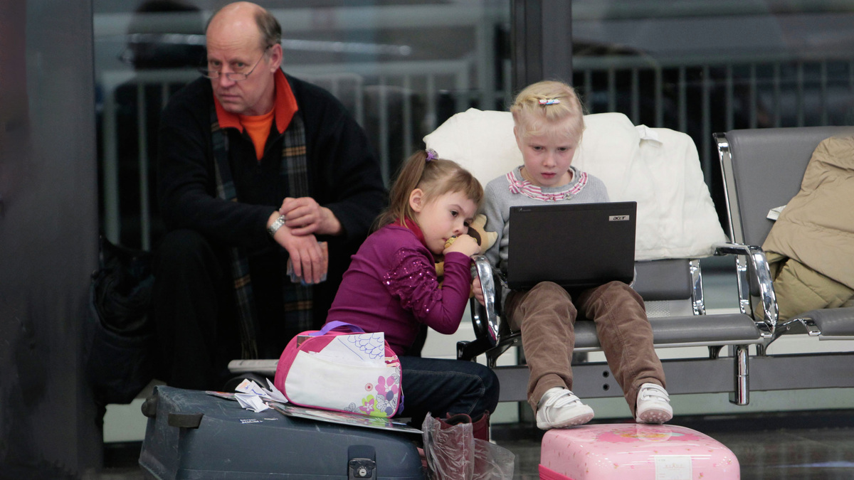    Пассажиры терминале F аэропорт Шереметьево дети чемоданы компьютер РИАН