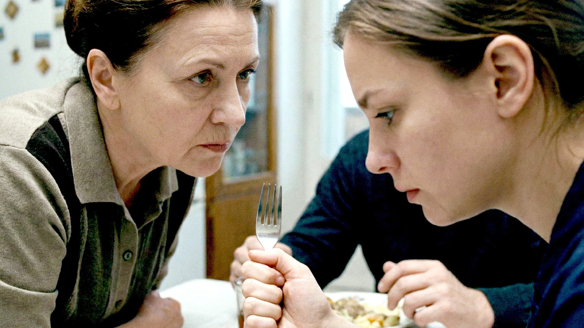 Свекровь решила проверить мои манеры, но получила неожиданный отпор утром