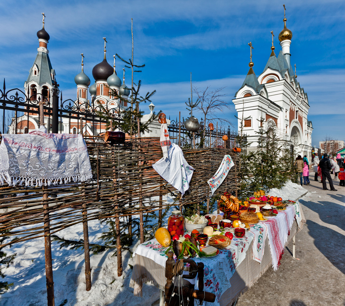 Столы ломятся от меожества яств.
