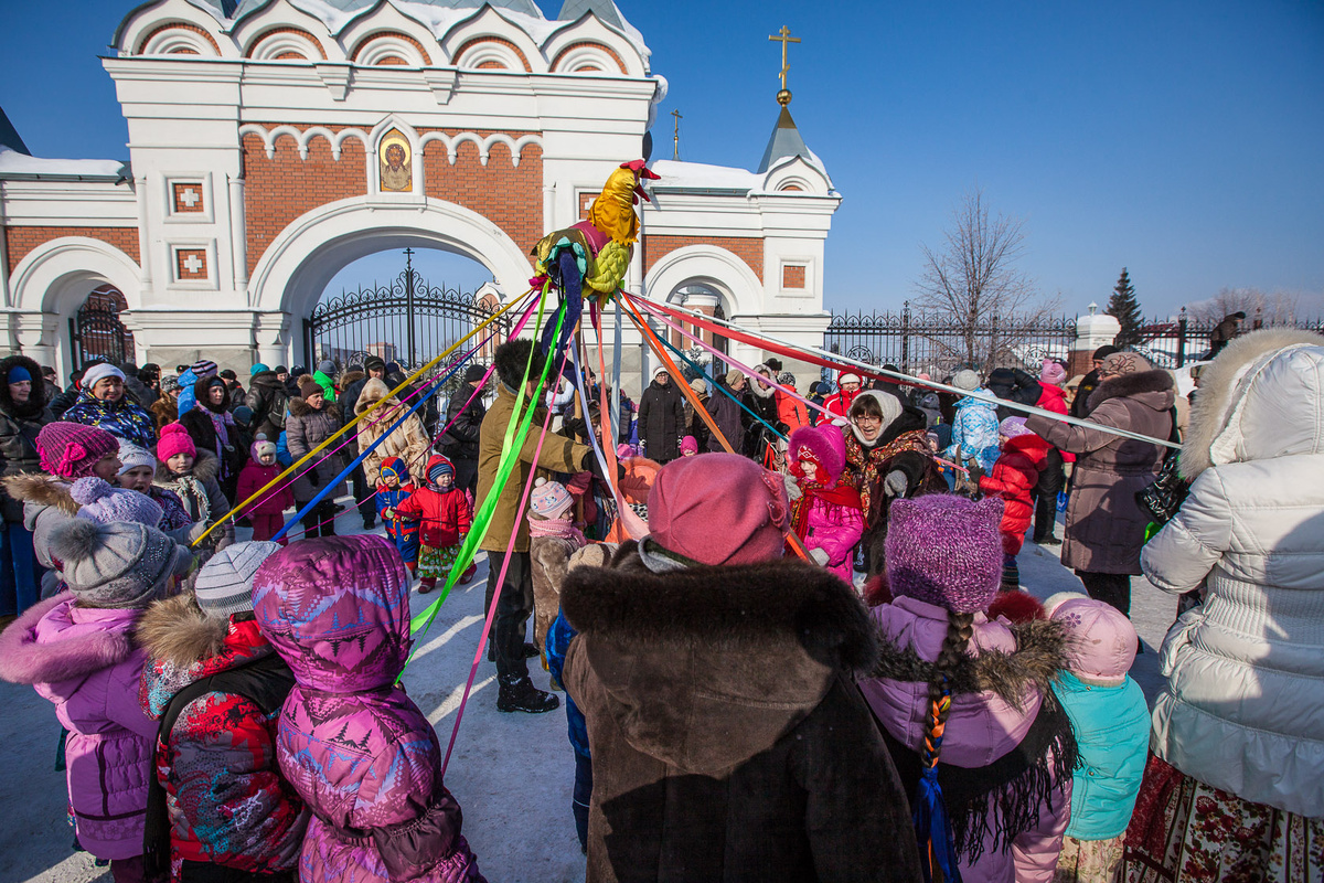 Детишки водят хороводы и участвуют в играх.