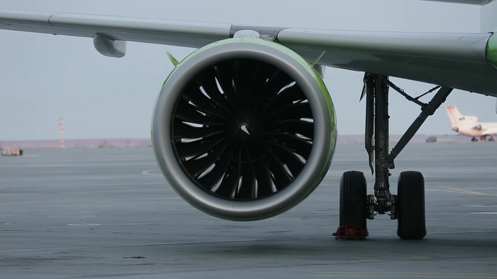    Челябинск аэропорт Курчатов Баландино самолет двигатель ЗИМА