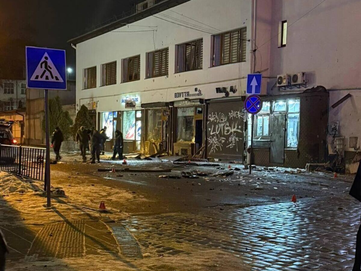    Сотрудники правоохранительных органов на месте взрыва во Львове, Украина | © Фото : соцсети