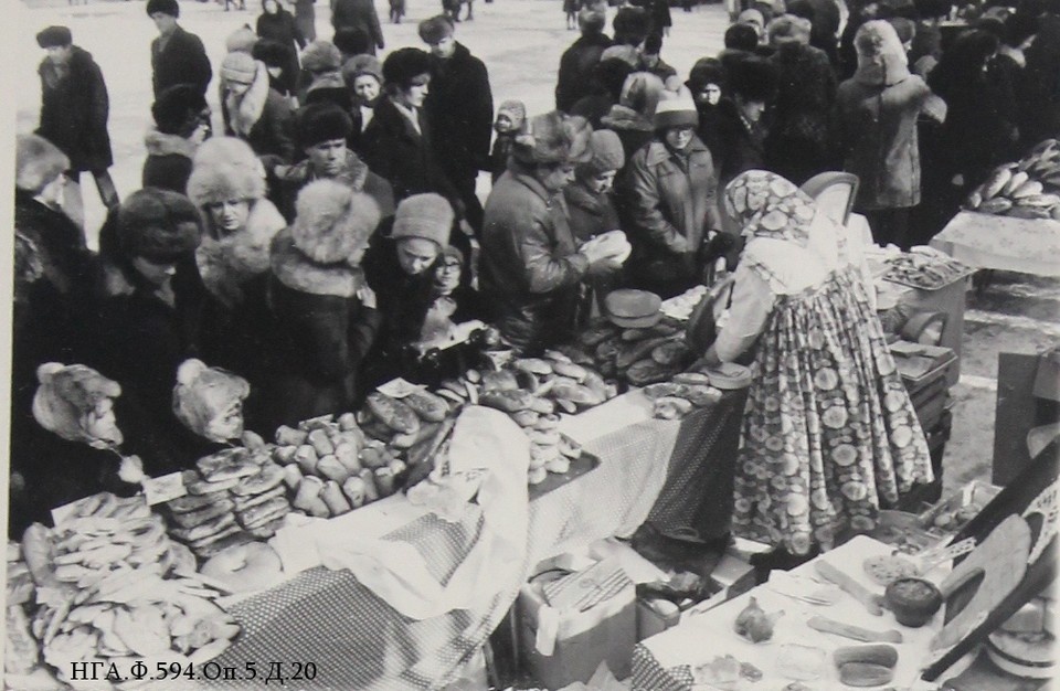    На улицах накрывали большие столы. Фото: Предоставлено Музеем Новосибирска