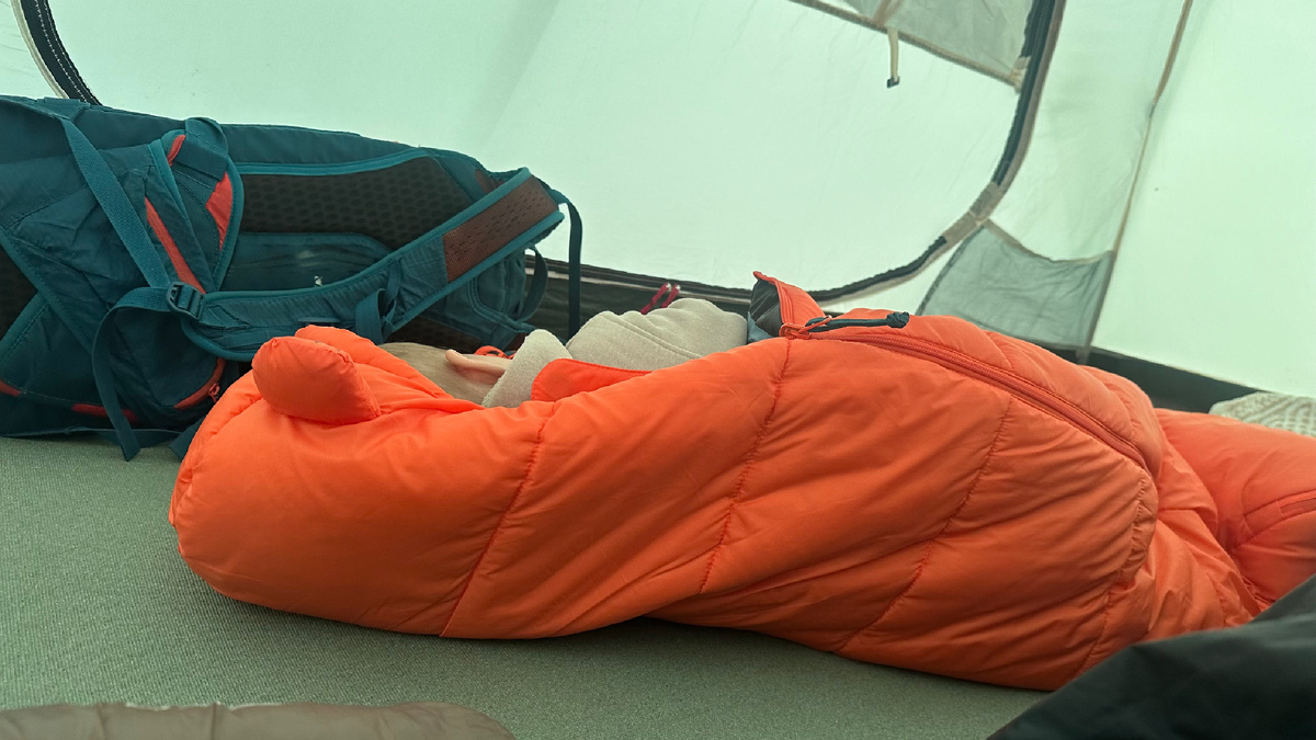 Дети спят тепло одетые, даже если выберутся из спальника все равно не замерзнут.