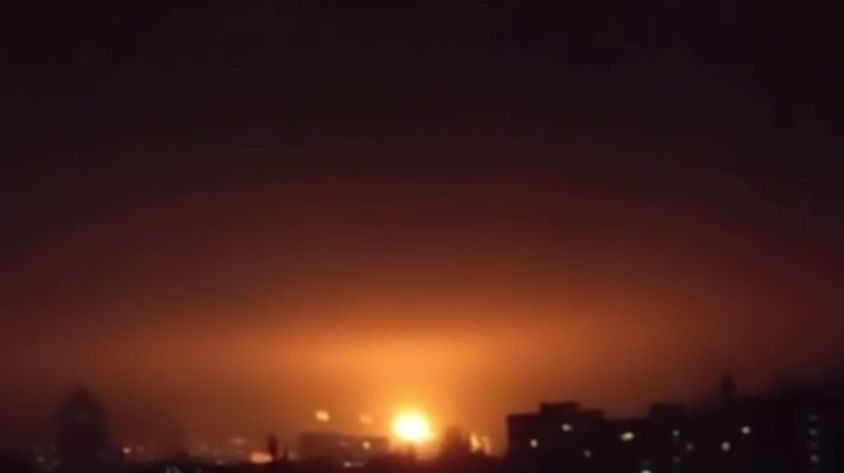    В Киеве объявлена тревога, В Одессе не смолкают взрывы