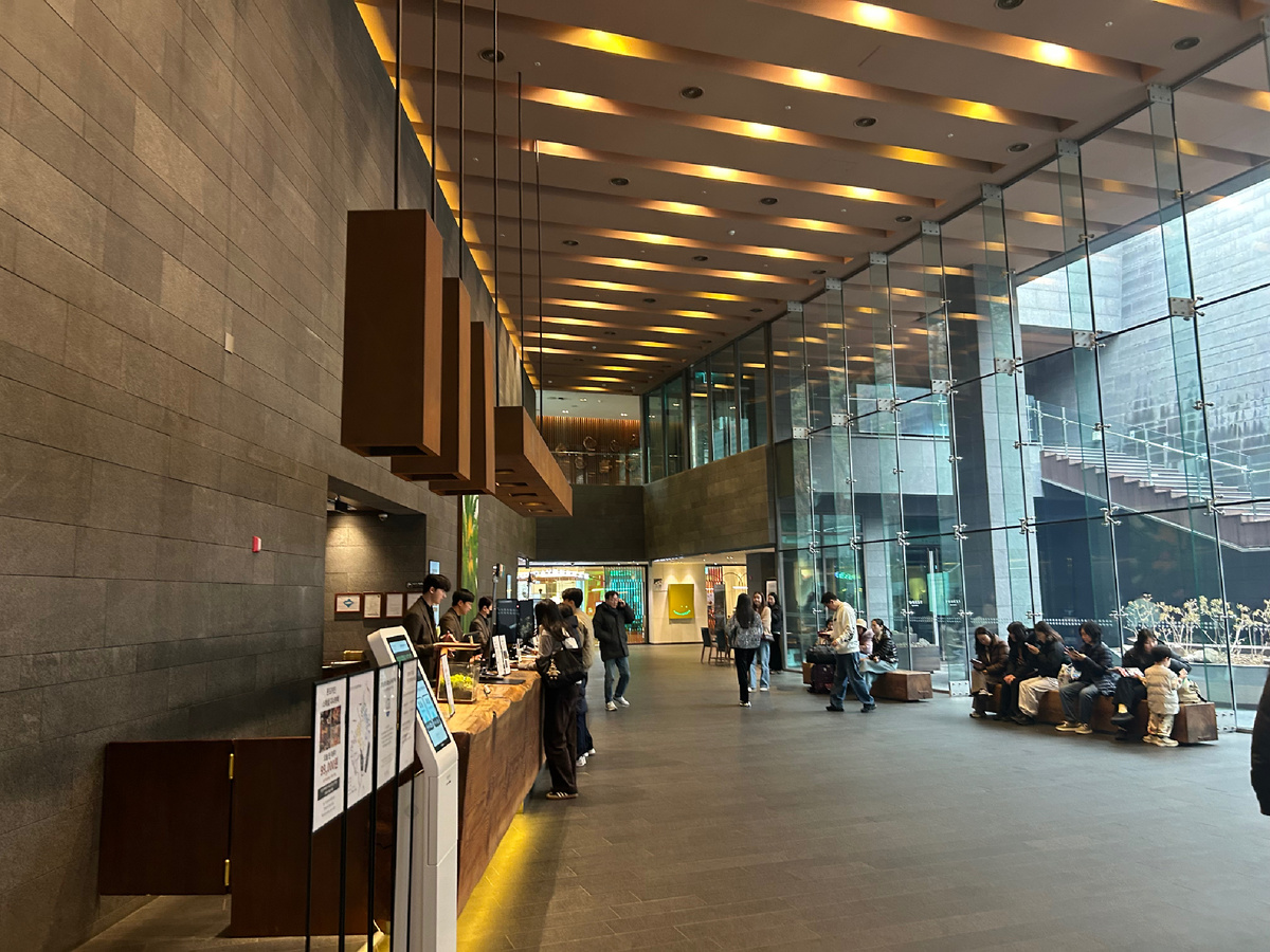 Фото из личного архива. Лобби отеля с горячими источниками 