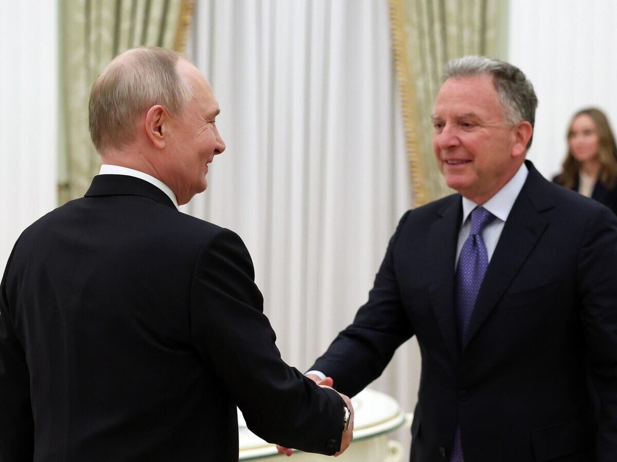    Президент РФ Владимир Путин и специальный посланник президента США Стивен Уиткофф во время встречи в Москве | © РИА Новости / POOL