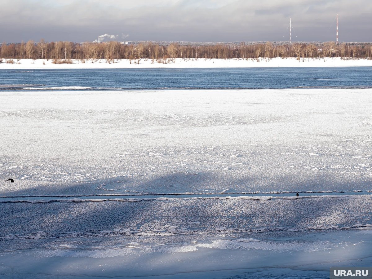     Местные жители пытались спасти людей, которые провалились под лед (архивное фото)