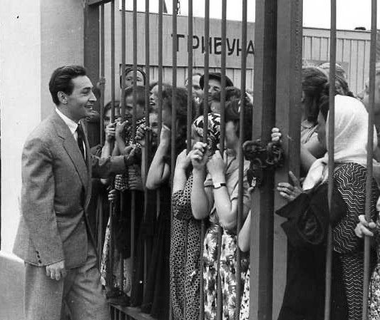 «Всегда считал, что надо заглядывать внутрь, вглубь, пытаться понять, как на душе отражается то, что происходит вокруг.» Тихонов В.В.