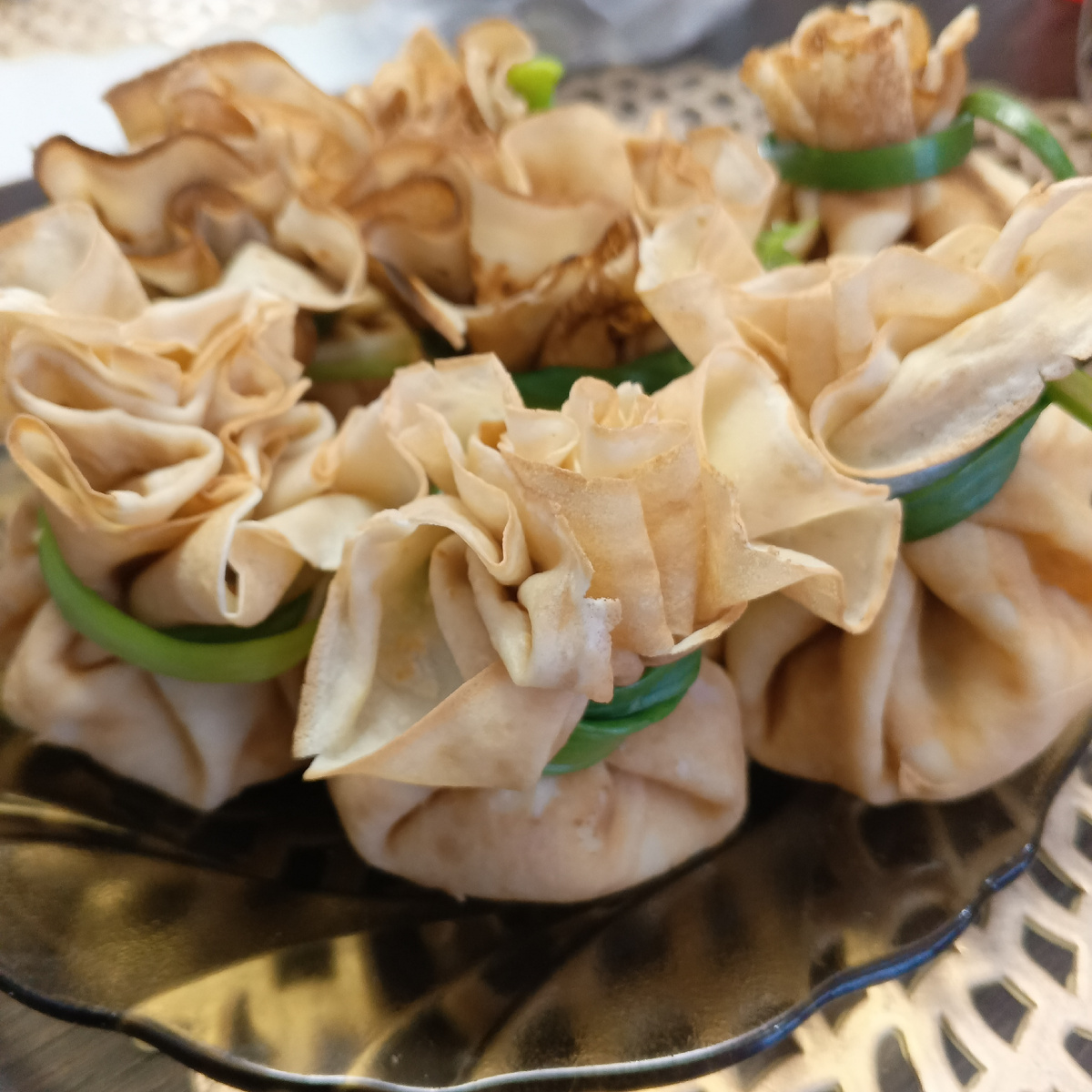 С начинкой, крабовые палочки, яйца, сыр, майонез, укроп.