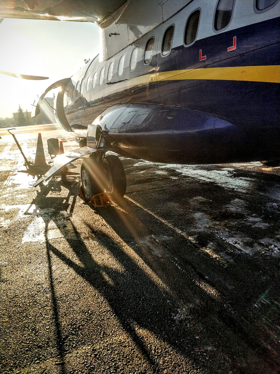 Винтовой самолет готовится к полету из Новосибирска в Кызыл