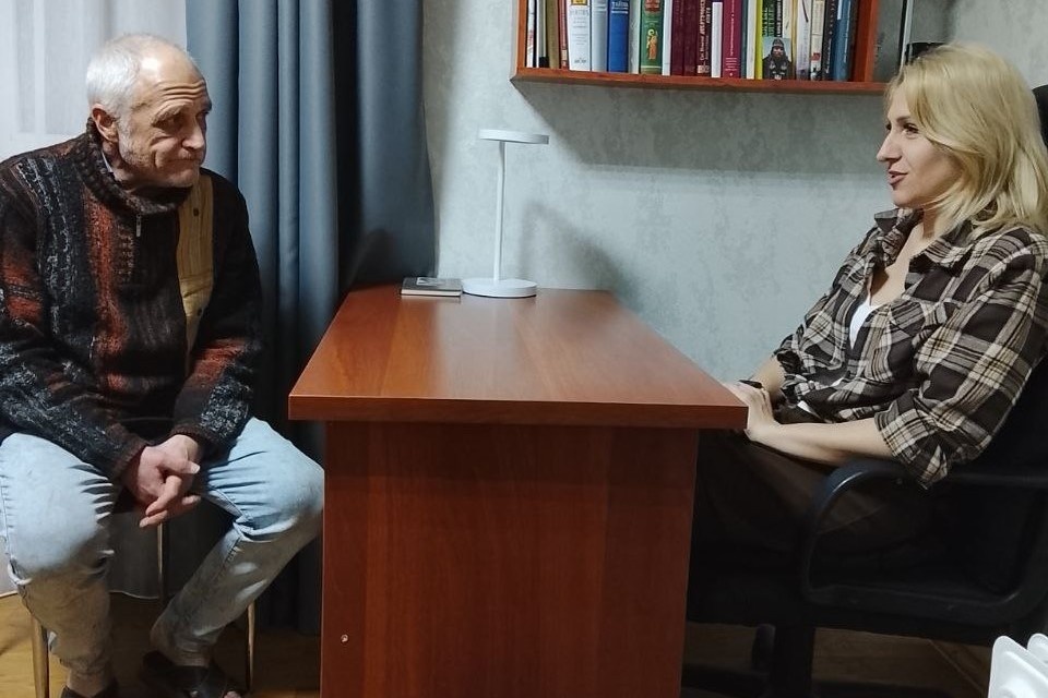    Психолог Ольга Кузова поддерживает подопечных. Фото: паблик ВК "Тихая гавань"