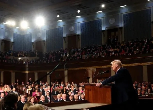 Президент США Дональд Трамп выступает на совместном заседании Конгресса 4 марта 2025 года. (Фото: Уин МакНэми, Getty Images)