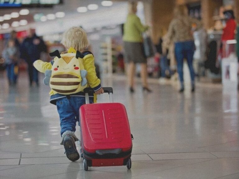    Иллюстрация к материалу: Скидка 50% на авиабилеты: дети смогут летать с любым взрослым