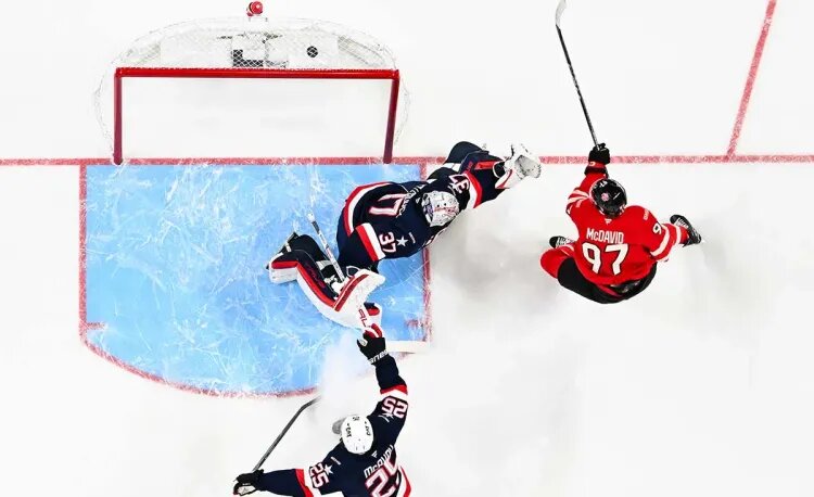    Коннор Макдэвид (№97) приносит победу сборной Канады в финале    
Турнира четырёх наций / Источник фото: Getty Images