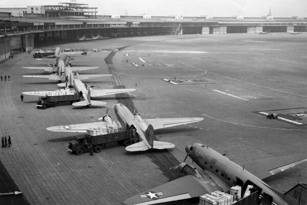 Блокада Западного Берлина и ее прорыв силами ВВС США стал одним из самых ярких эпизодов эпохи политики сдерживания / U.S. Air Force  