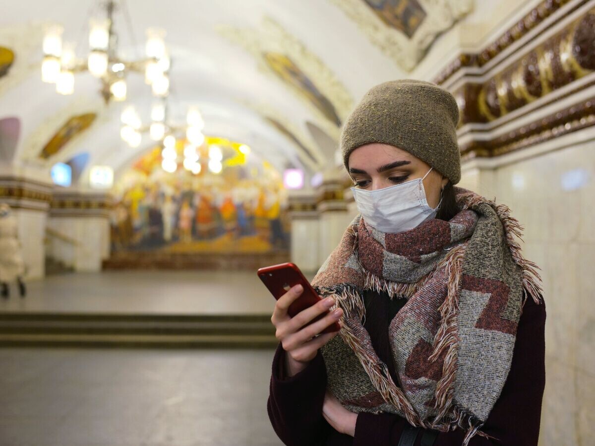    Пассажир московского метрополитена со смартфоном© РИА Новости . Сергей Пятаков