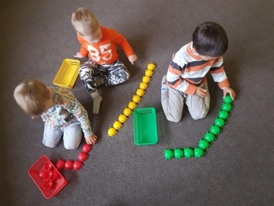     Ҡунаҡҡа бала эйәртеп килеп аптыраталар