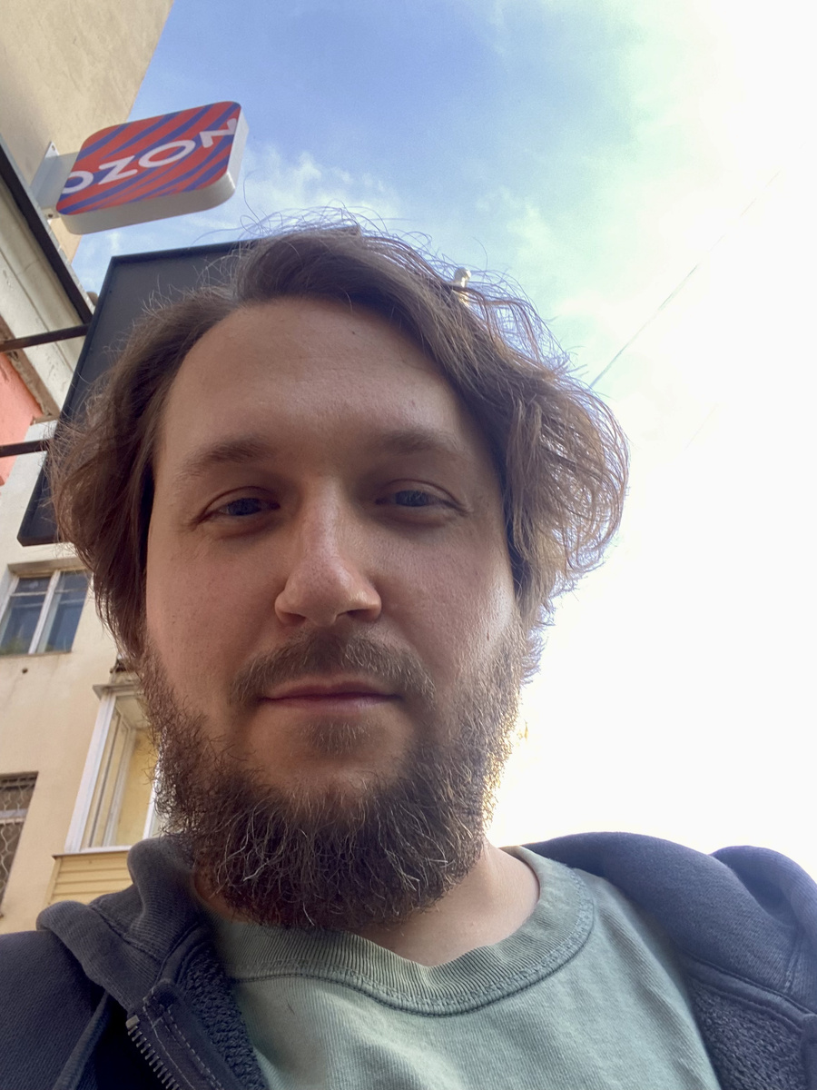 Нет, это не высокомерный взгляд свысока. Я просто ещё учусь делать селфи :)