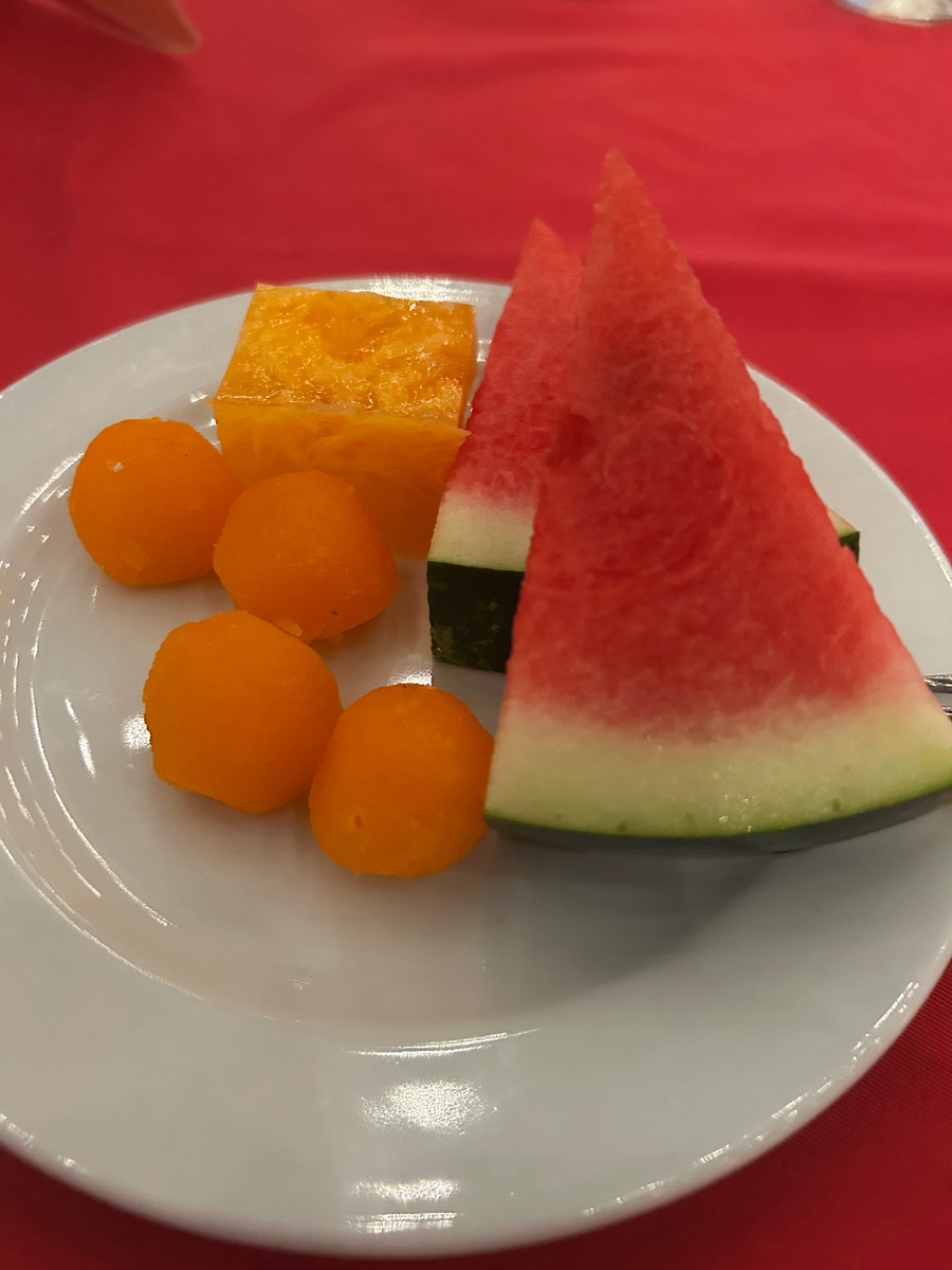 Вот эти сладкие шарики меня просто покорили! Не знаю, что это за десерт, ни на что у нас не похоже. Они воздушные и одновременно пропитанные тающие во рту, в меру сладкие и безумно вкусные! 