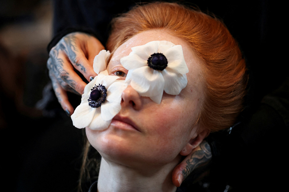 Модель готовят к показу коллекции The Narcissist на Неделе моды в Лондоне, Великобритания, 21 февраля 2026 года ©Isabel Infantes/Reuters